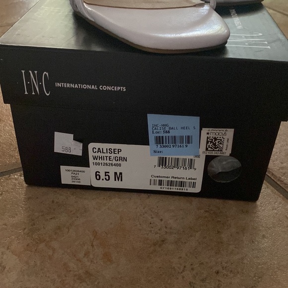 BRAND NEW!! White INC heels. Never used - Picture 2 of 4